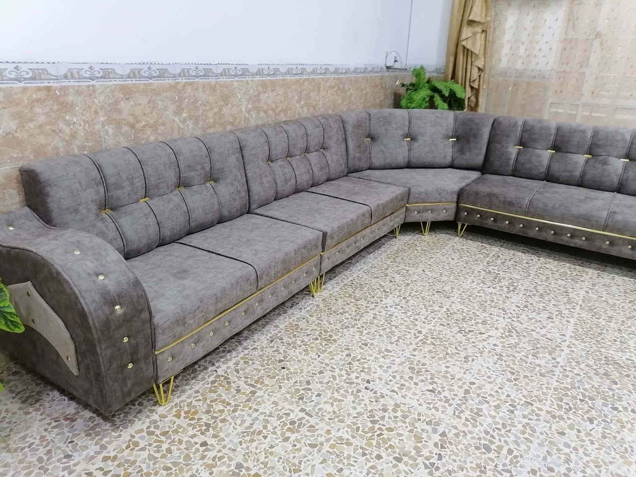ديوان ١٢ متر خشب عراقي ثقيل دوشمة جديدة غير مستعمل شرط القماش والخشب والاسفنج السعر ٥٧٥ الف للإستفسار الاتصال على الرقم *********** و*********** موصل الحدباء
