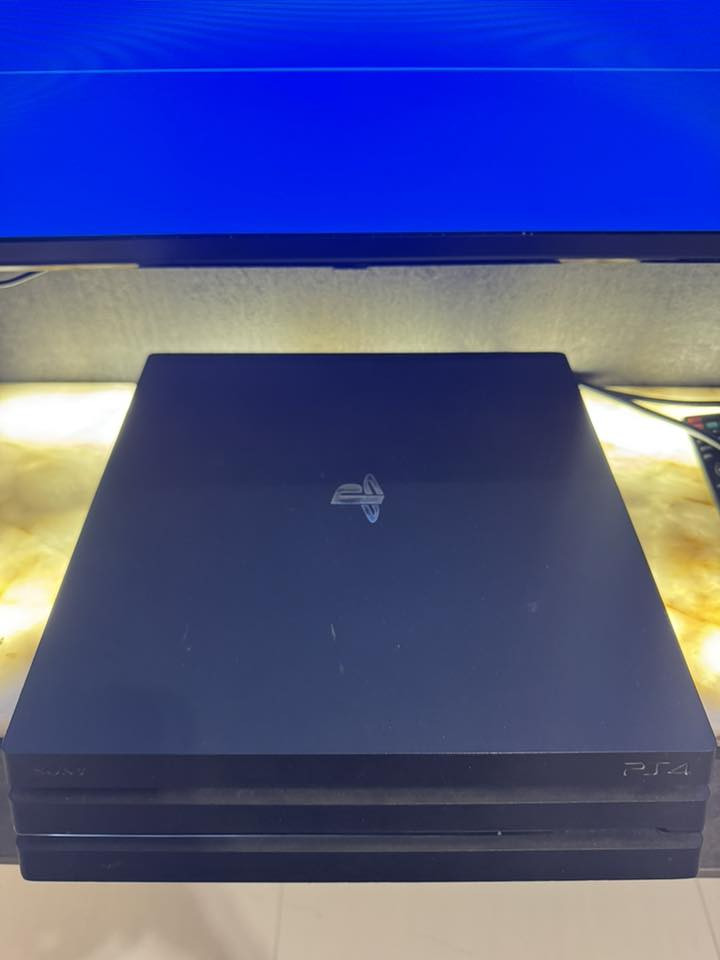 بلايستيشن 4 برو اونلاين ذاكرة 1 تيرا لوك ستيكر مامفتوح كامل ملحقات جوستكين واحد اصلي واحد تجاري + قرص GTA  (جوستك الاصلي R1 دايسة متشتغل تصليحها بسيط )
السعر 300 الف بيه مجال  عنوان بغداد
وتساب ***********
