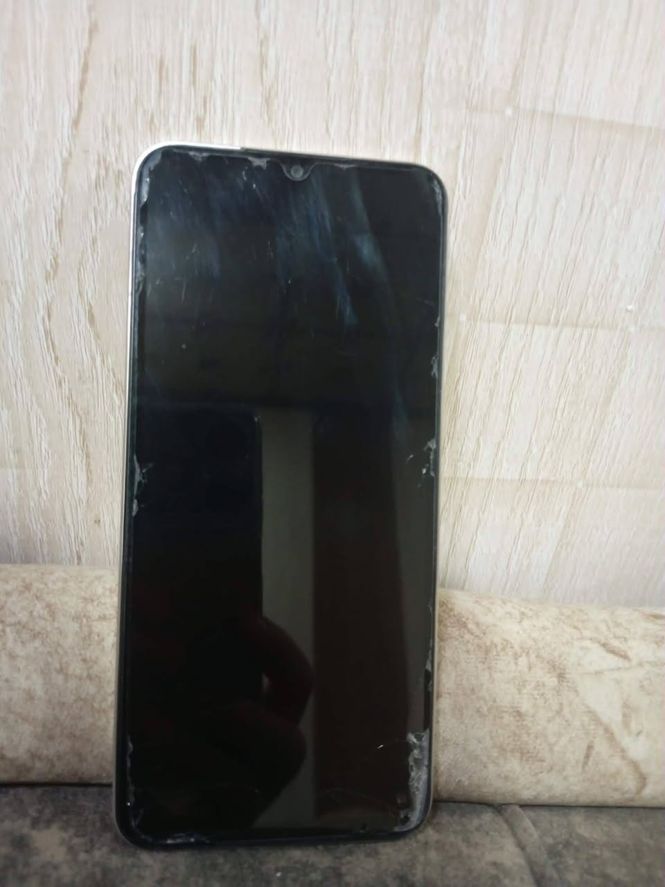 السلام عليكم موبايل للبيع ريلمي33 شرط برغي واحد مامفتوح السعر 140 وبي مجال قليل مكان حي البكر رقم الموبايل ***********
