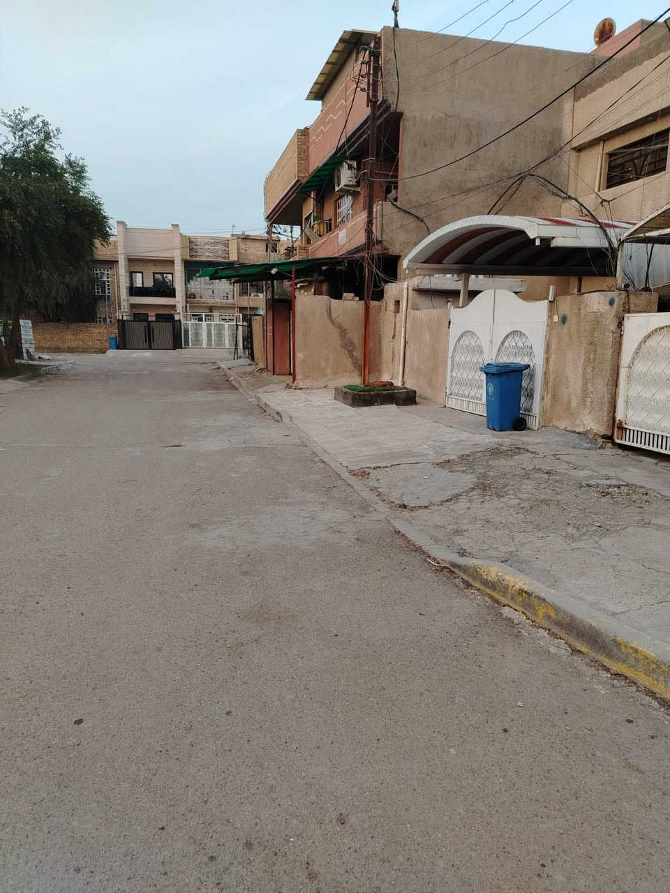 يالله.  دار بناء الفينات نظيف مساحة ١٥٠ م. طابقين يحتوي علئ مدخلين صالة ومطبخ وحولي و٣ غرف نوم وخدمات عدد ٢ موقع مميز    يقع في بغداد شهداء السيدية فرع مطعم برهومي خلف الشارع التجاري يقع الدار على ٣ مداخل ( افرع )  حرف T وامام الدار فرع  للاستفسار عن السعر الاتصال على ارقام المكتب.    *********** او.    ***********                          مكتب.  ركن الحافظ للعقار.
