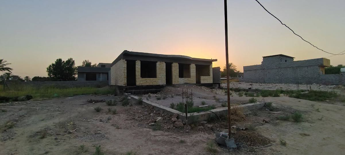 رقم صاحب المنزل :  ***********
بيت للبيع مساحة 385 متر صافي
الواجهة 15 متر + النزال 25 متر ونص
مساحة البناء 200 متر صافي
اما الباقي 150 متر حديقة + كراج
الباب الرئيسي للبيت مدخل 3 متر

منطقة العريفية جسر ديالى خلف طرشي الباخرة
قريب على شارع ابو مروان منطقة زراعية راقية قريب على الزعفرانية وبسماية كلشي بصفك. 

يحتوي البيت على صالة كبيرة + مطبخ كبير مفتوح على الصالة + صحيات ( حمام + مرافق.)
 2 غرف نوم كبيرة + غرفة نوم كبيرة مع حمام داخلي يعني سويت كامل يعني البيت 3 غرف نوم  + حديقة داخلية داخل البيت بمساحة تقريبا 35 متر جميع الغرف مطلة عليهة. 
نوعية البناء مسلح شيش درجة اولى + طابوق جمهوري و سمنت مزانيا اصلي

سعر البيت 110.000.000 مليون دينار
مية وعشرة مليون دينار قابل لتفاوض

للاستفسار اكثر : فقط اتصال غير متواجد على الإنترنت :  ***********
