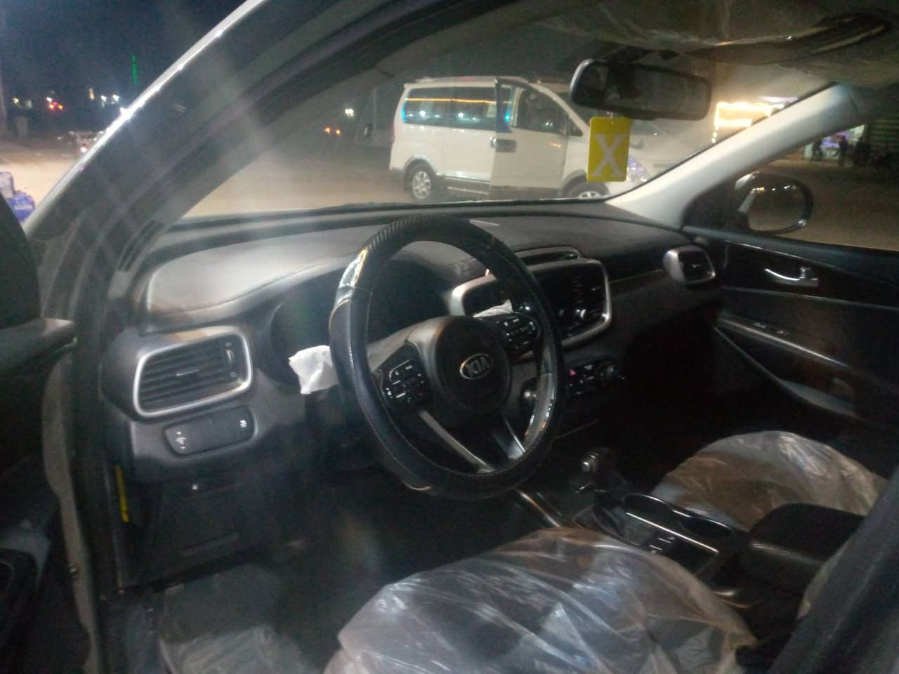 سورنتو  17امريكي رقم كربلاء ضررها مؤشر عليه بصور حادثها بابين جهت السايق مع رش صبغ المكان بدون تبديل بدون ايرباك بدون دواخل  محرك 2400 بيه خيط بخار قليل تبريد شغال تخم تأثير حداديه 5راكب للبيع او مراوس السعر والتفاصيل ***********
