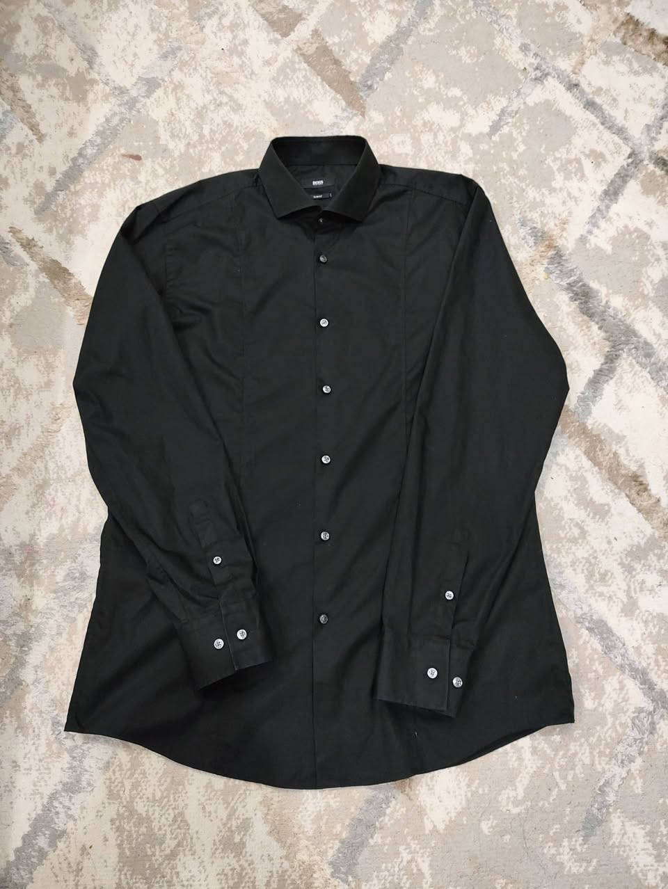 HUGO BOSS ✅✅   
باله اوريجنال 💯💯 
النظافة 💯💯 
42 القياس اوربي 
16.5 القياس الامريكي 
L  يعادل قياس
Slim fit
55cm عرض الصدر
78cm الطول 
يتوفر توصيل لجميع محافظات العراق 🚙


**إذا كنت صاحب هذا الإعلان وتريد حذفه لأي سبب، رجاءا أرسل رسالة إلى الدعم الفني**