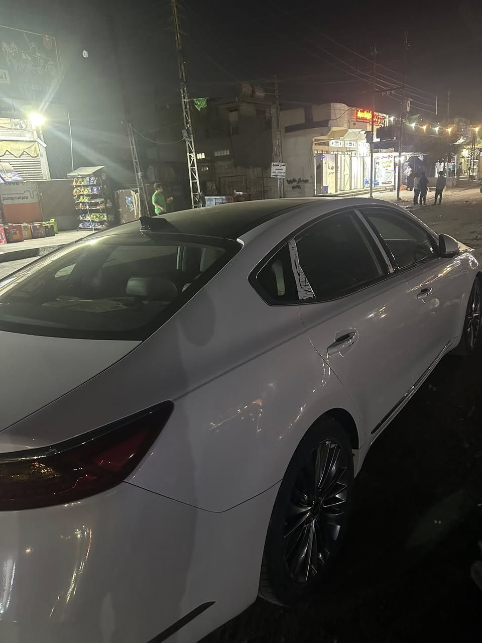 كيا كاتنزا 2019 وارد امريكي
الاضرار ٤ قطع 
المحرك والأداء
نوع المحرك: محرك (Lambda II) مكون من 6 أسطوانات (V6) بسعة 3.3 لتر.
القوة الحصانية: يولد المحرك قوة تصل إلى 290 حصاناً عند 6,400 دورة في الدقيقة.
عزم الدوران: يبلغ الحد الأقصى للعزم حوالي 343 نيوتن متر (أو 253 رطل-قدم).
ناقل الحركة: أوتوماتيكي من 8 سرعات مطور داخلياً مع خاصية "سبورتماتيك" للتبديل اليدوي.
نظام الدفع: دفع أمامي (FWD). 
Kia America Newsroom
Kia America Newsroom
 +5
المواصفات الخارجية (فل كامل)
الإضاءة: أنظمة إضاءة LED بالكامل (أمامية، خلفية، ومصابيح ضباب).
العجلات: جنوط ألومنيوم قياس 19 بوصة بتصاميم مميزة للفئات العليا.
السقف: فتحة سقف بانورامية واسعة.
الشنطة: شنطة خلفية ذكية تفتح تلقائياً عند الاقتراب منها. 
YouTube
YouTube
 +3
المواصفات الداخلية والترفيه
المقاعد: مقاعد من جلد النابا (Nappa) الفاخر مع خاصية التدفئة والتبريد للمقاعد الأمامية.
الشاشة: شاشة معلومات وترفيه تعمل باللمس تدعم أنظمة Apple CarPlay و Android Auto.
النظام الصوتي: نظام صوتي فاخر من نوع (Harman Kardon) أو (Infinity) بـ 12 مكبر صوت حسب السوق.
التكنولوجيا: شاشة عرض على الزجاج الأمامي (HUD) وشاحن لاسلكي للهواتف الذكية. 
YouTube
YouTube
 +3
أنظمة السلامة ومساعدة السائق
الكاميرات: نظام رؤية محيطية (4 كاميرات) توفر رؤية 360 درجة.
الحماية: وسائد هوائية أمامية وجانبية وستائرية للحماية من التصادمات.
المساعد الذكي: يشمل رادار النقطة العمياء، نظام التنبيه من التصادم الأمامي، ومثبت السرعة الذكي (التكيفي).
الحساسات: حساسات ركن أمامية وخلفية لتسهيل عملية الاصطفاف. 
 المسافة المقطوعة: 79:000 mil 
السعر 155$
***********
