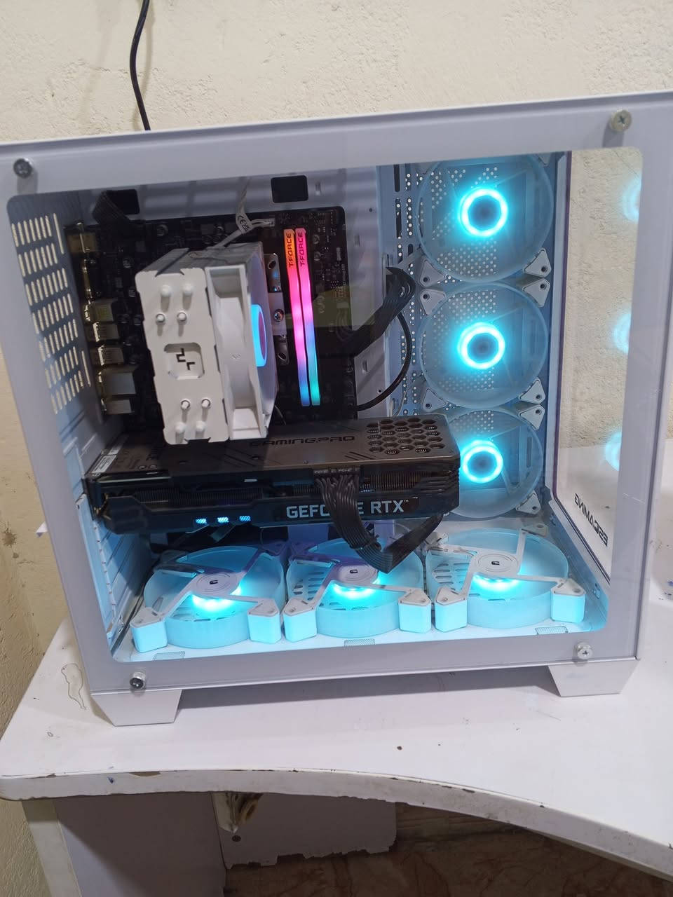 🚀 يابه اليوم جايبلكم شي ما يتفوت! PC من العيار الثقيل 🚀
هالجهاز مو أي جهاز… يشغل الألعاب على دقة 2K بأعلى فريمات بدون أي تهنيج، ويشتغل بكفاءة لكلشي:

الألعاب الثقيلة على أقصى إعدادات وبأعلى جودة رسومية 

التصميم والجرافيك وبرامج الفوتوشوب، والديزاين بشكل احترافي 

كل برامج المونتاج والفيديو، سواء كانت Premiere أو After Effects 

📸 شوف الصور والفيديوهات المرفقة حتى تتأكد بنفسك من قوة الجهاز وأداءه الرهيب!

💬 لأي استفسار، راسلني على واتساب أو ماسنجر أو اتصل على الرقم: ***********

💻 مواصفات الجهاز بالتفصيل:

المعالج (CPU): Ryzen 5 7600 – أداء سلس وقوي لكل الألعاب والمهام الثقيلة، يشتغل بدون أي تهنيج حتى مع البرامج الكبيرة 

كرت الشاشة (GPU):  NVIDIA RTX 3080 12gb– تجربة رسومية خرافية، FPS عالي، وألعابك راح تجي سلسة وواقعية 

الرام (RAM): 32GB DDR5 بسرعة 6000MHz – كلشي يشتغل معاك بسرعة، حتى لو فتحت برامج كثيرة بنفس الوقت 

التخزين: 1TB SSD – سرعة تحميل وتشغيل جنونية للألعاب والبرامج، كلشي يفتح فوراً 

مزود الطاقة (PSU): 750W – ضمان استقرار كامل لكل القطع بدون مشاكل 

الشاشة: 2K بدقة عالية، 186Hz، سرعة استجابة 0.5ms – تجربة لعب سلسة وسريعة بدون أي تقطيع 

الكيس: أبيض أنيق يعطي شكل احترافي ومميز لمكانك 

🎧 ملحقات Redragon كاملة:

كيبورد، ماوس، وسماعات – كلشي متناسق مع الكيس الأبيض، تصميم عصري وأنيق 

ويب كام عالية الجودة – مناسبة للبث المباشر، الاجتماعات، أو تسجيل الفيديو 

يعني من الاخير تجي تفحص على راحتك تاخذه گبل ركب ولعب ومثل ماكلت قيم وراسلني بس كون شراي وانا بخدمتكم
