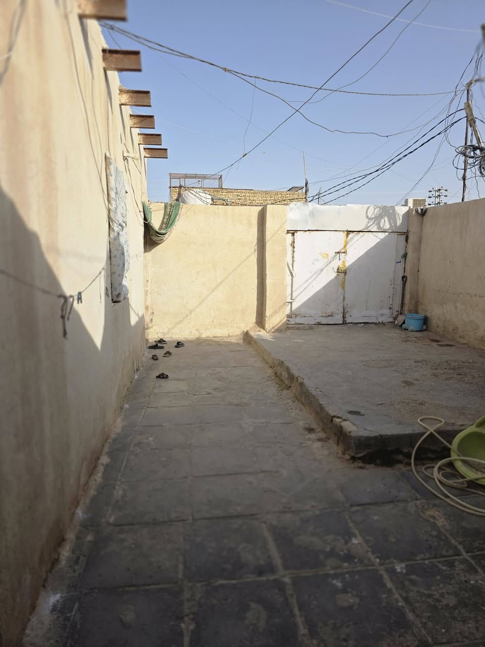 بيت تجاوز للبيع عنوان الاسكان الصناعي على شارع المشايه ثاني بيت عن الشارع كافة الخدمات ماي كهرباء مجاري مدارس مولد بناء غرفتين وصاله ومطبخ وصحيات بيت كلش مرتب السعر 12 ملاحظه على الماسنجر مامتواجد فقط انتصال او واتساب *********** ابو طيبه
