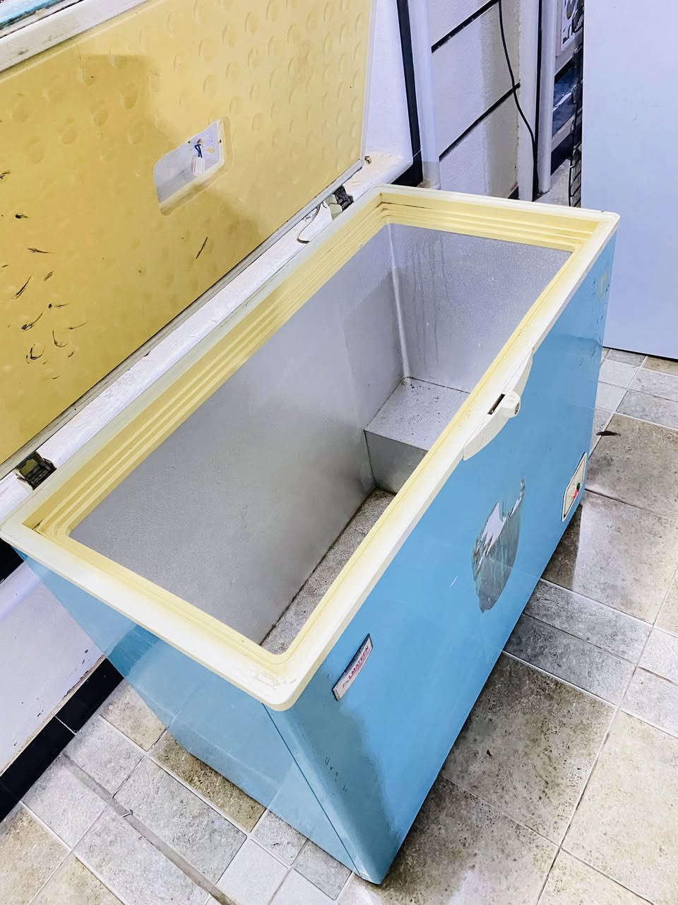 عندي هاي مجمده نضيفه للبيع حجم وسط 14 قدم نوع المتين  ماداخله تصليح بلاديه مال شركه مكان المحاويل شغاله وع فحص وضمان سنه


**إذا كنت صاحب هذا الإعلان وتريد حذفه لأي سبب، رجاءا أرسل رسالة إلى الدعم الفني**