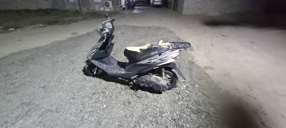 السلام عليكم دراجه للبيع سكنس القديم  صيني مكينه 150دراجه كامله مكمله من كلشي دايرات جدد سلف جدين نكره باتري جديد اشاير كدام وره شغالات لايت علي ناصي ثلطي شغال دراجه بس عايزلها كابريته  تجفيت جديد وسرعتها 120وسعرها 250وبيها مجال مفاجه بعد ما تشتغل المكان الدراجة الدوانيه قضاء السنيه الرقم ***********مكلف بل نشر
