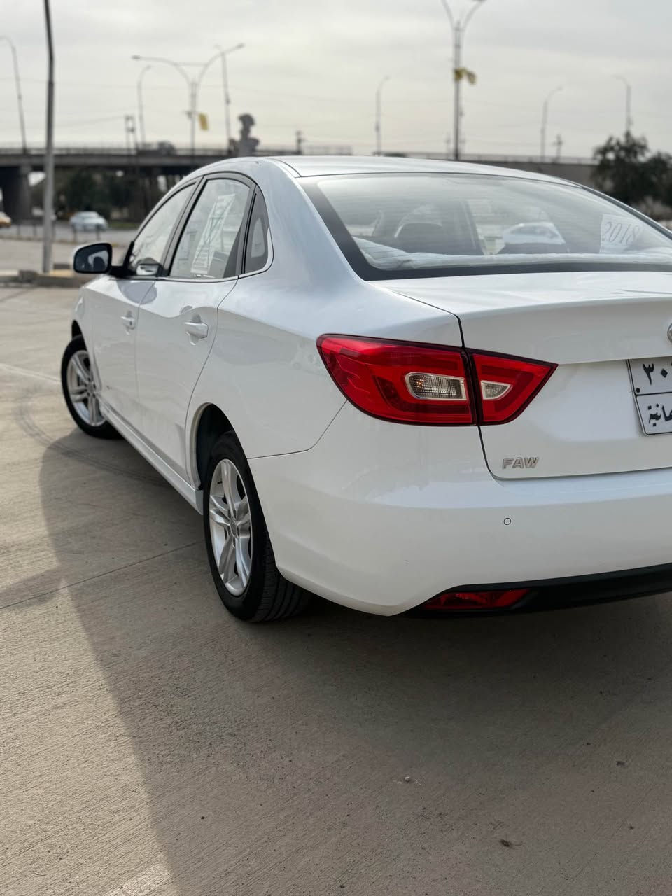 السلام عليكم. فاو 2018.  سياره كلش جديده ومواصفات حلوه. شاشه  وسلايت  كامره دواره  كشنات جلد ومخمل   محرك 16 زنجيل    محرك وكير بشرط بيها بطاقه بانزين.  بيها مكانين صغار صبغ بسبب شخط فقط  السياره بدون اي نقص كلش جديده.  سعرها 77.  عنوان كركوك *********** كركوك, العراق
