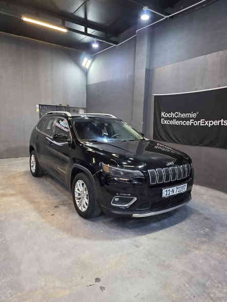 جيب بزون لاتيديود موديل ٢٠١٩
حادثها امامي بس البنيد معمر و مصبوغ الباقي ما مصبوغ 
تبريد قطعتين 
٦ سلندر
تركيب عدسات لايت زنون لان الاصلي ناصي
تبريدها ثلج 
السيارة نظيفة وبيها تراي وين ما تريد
رقم انكليزي جديد بأسمي وهزة جديدة
بيها رصعات بمكانات محددة 
***********
150$ 
وبيها مجال للشراي
سبب البيع اريد سيارة ٧ راكب لان العائلة كبرت
