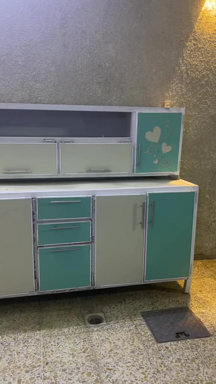 السلام عليكم كاونتر ثلاث قطع والسنك مرمر قياس الكاونتر مترين وقياس السنك متر ونص الكاونتر كلش جديد وتزكام سعره 300 الرقم ***********
