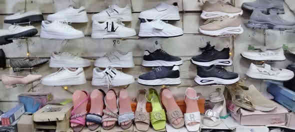 محل احذيه للبيع نجف حي الرحمه شارع عشرين كامل مكمل من كل النواحي وبضاعه جديده نسائي ورجالي وزبائن ماشاء الله يعني بي معاميل سبب البيع عدم التفرغ هاتف *********** النجف
