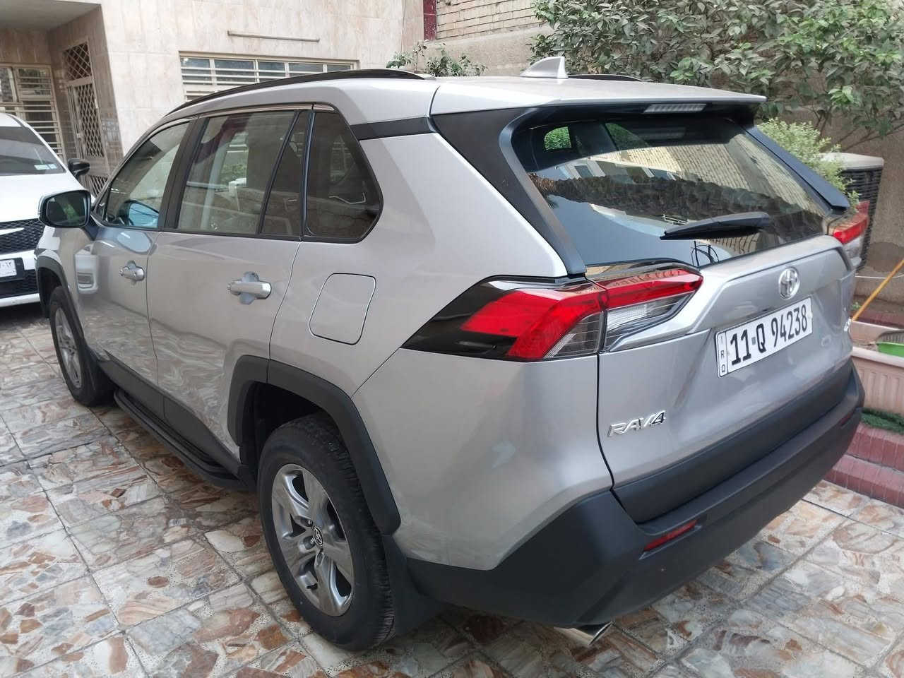 السلام عليكم اخوان رمضان مبارك على الجميع 
للبيع تويوتا رافور موديل 2024 XLE بلاس 
رقم بغداد باسمي 
بانزين فقط
3 قطع صبغ 
بدون ايرباك وبدون دواخل ( شاصي ولغد ) مكفول بجم كبس بلادي ما ملعوب بي ابد 
فتحة وبصمة وكشن كهرباء وصندوك كهرباء دوسات اصلية 
ماشية 16 الف مايل
صور الحادث بالمنشور واي استفسار اني حاضر 
السعر 228 ورقة نهائي 
***********
