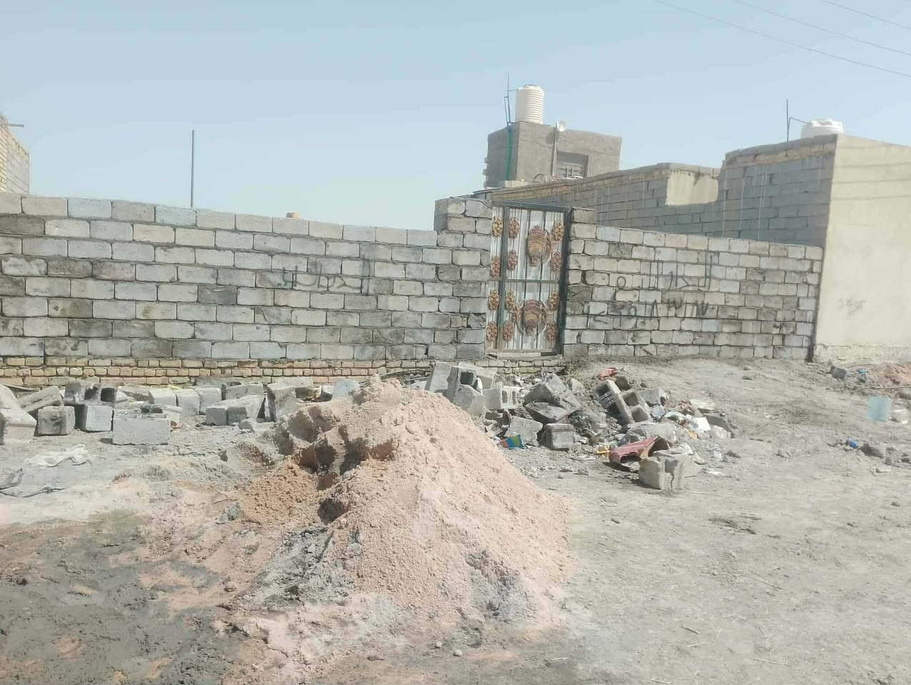 هيكل  بلوك كهربائي حي  جوادين    نزله ثانيه  مساحه 200   عله شارعين سعر 16 وبيه مجال ***********
