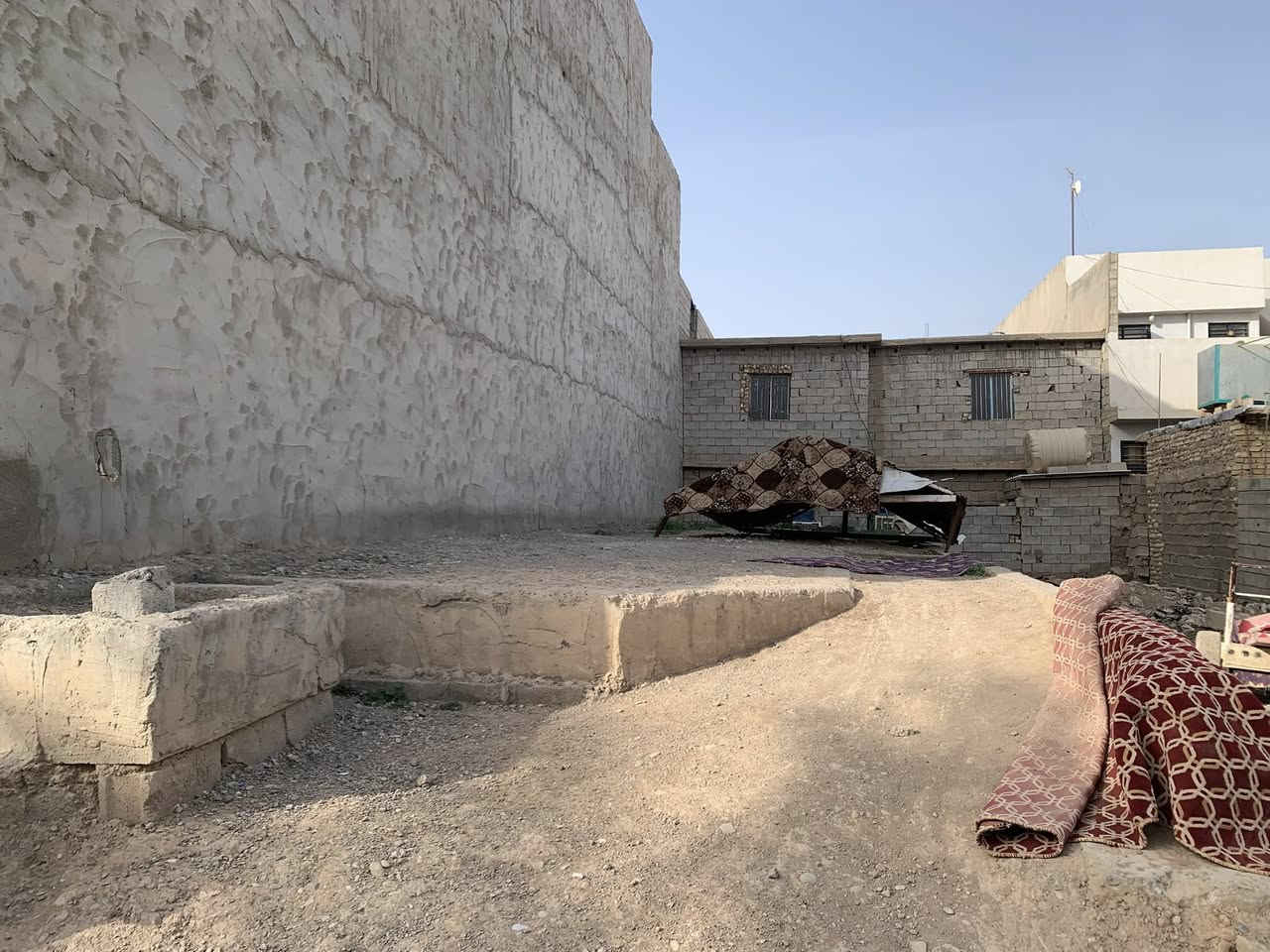 قطعه ارض مبنيه بتلو كاطون رازي قرب شارع ابو رباح 
المساحه ١٠٠ متر رقم : ***********
