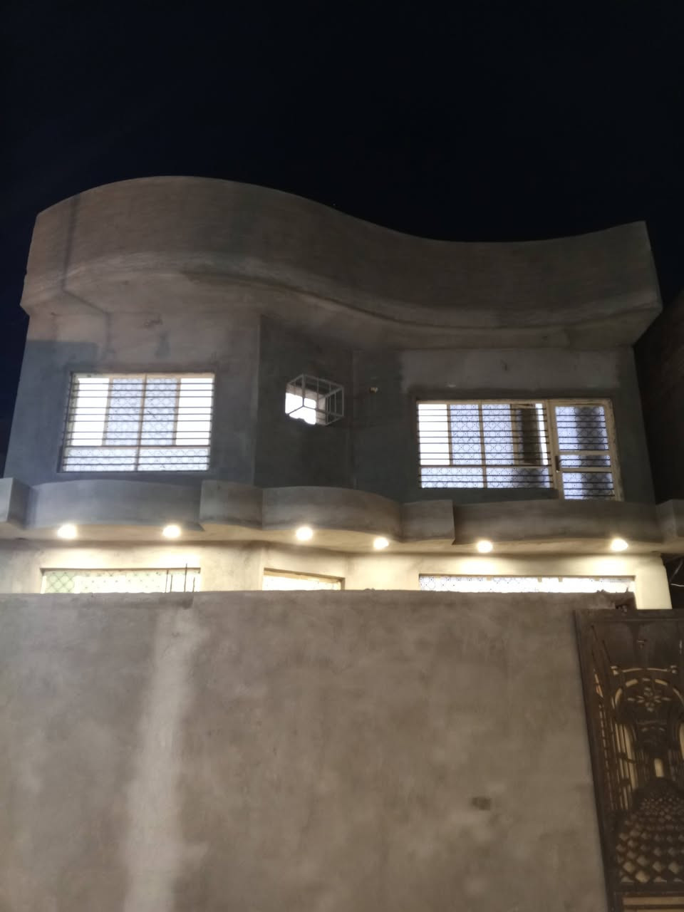 سلام عليكم مرخصت الادمن
بيت للبيع 
صالة + غرف نوم 3+حولي 2 في الطابق الاول و الثاني
طرمة كراج صحيات داخل و خارج مطبخ كبير 
المساحة 210
العنوان الطارمية شارع الشهداء 
قرب جامع عمر بن العزيز 
للئستفسار على هذه الأرقام
***********
***********
