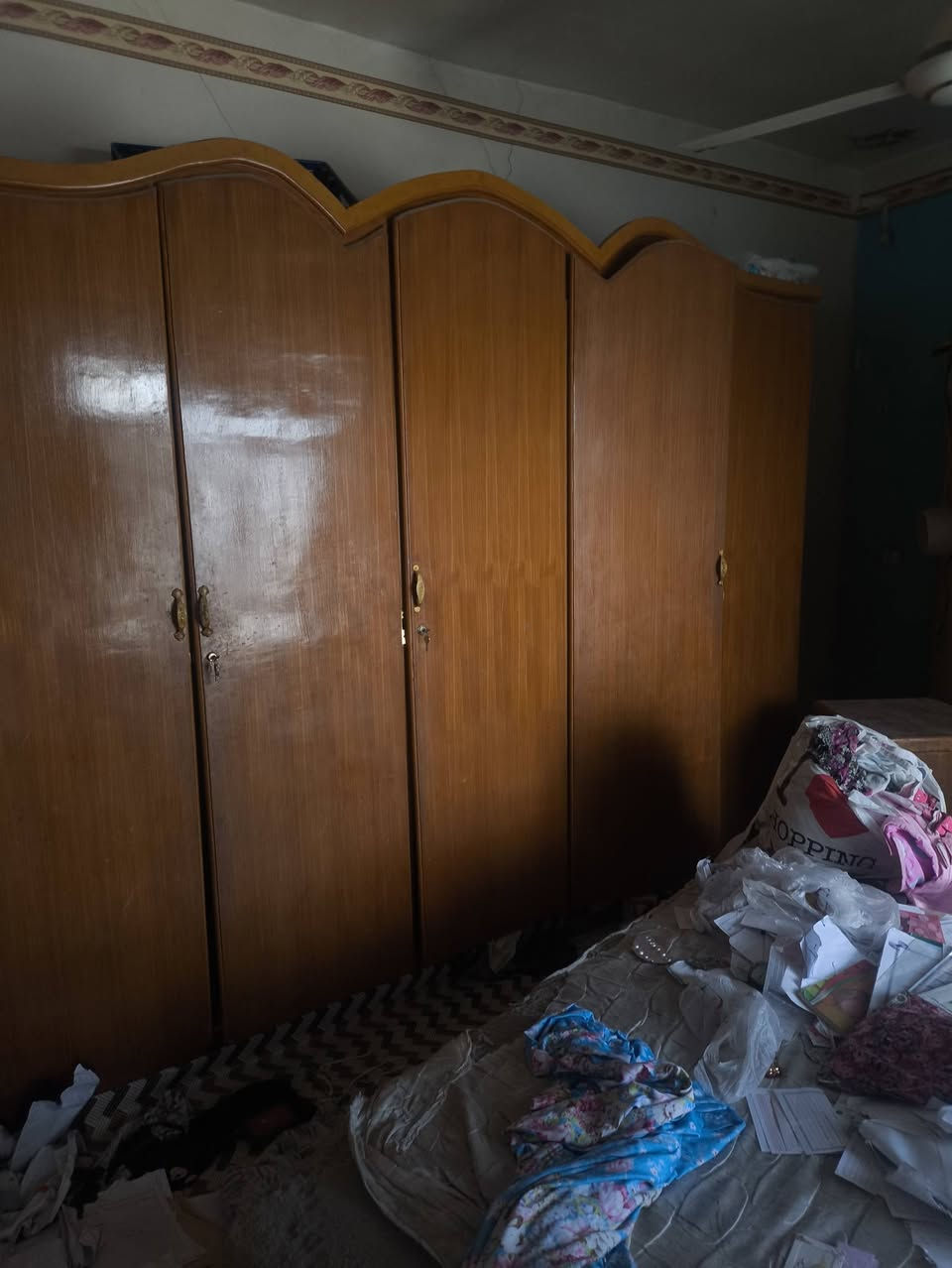 غرفة اخشاب مستخدمة بدون زاوية
يرادلها صبغ وترتيب 
السعر ٢٠٠ الف 
سوق الشيوخ 
واتساب ***********
