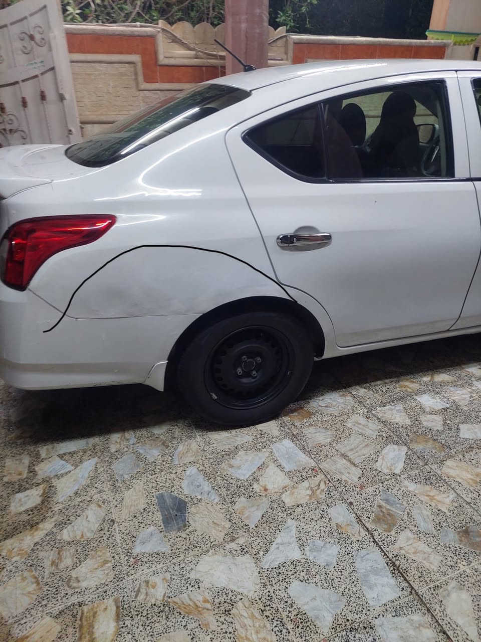 نيسان فيرساموديل ١٩ كندي بدون صبغ بس بيها بارد بل جاملغ الخلفي محدد بل صور محرك ما مفتوح رقم كركوك مشروع وطني بيها دفتر بنزين سعرها ١١٠ وبيها مجال الشري يتصل عل الرقم *********** للبيع فقط بدون مراوس مكلف بل نشر مكانها كركوك حي الوسطي
