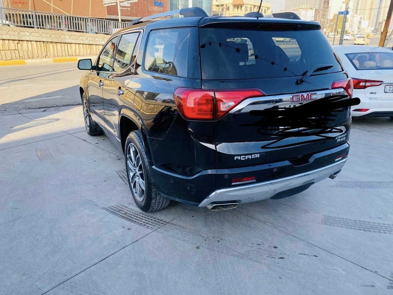 السلام عليكم للبيع بدون مراوس ❗️
GMC اكاديا 2018 مواصفات دينالي اعلى فئة 
ممشة 175 الف كيلو 
الصبغ شبر في الباب الخلفي تحت الرقم 
مواصفات دينالي فول 
محرك 6 سلندر 3.6 
فور ويل 
كشنات كهرب تبريد و تدفئة لكشن السايق و الراكب 
7 راكب و كشنات جلد لون اسود 
تشغيل بصمة 
السيارة حيل نظيفة و مصروف عليها
وارد أمريكي 
رادار امامي و خلفي 
نقط عمياء
حساسات امامية و خلفية
تحديد مسار و كروز كونترول
أنظمة قيادة: snow , sport , tow/haul
فتحة سقف بانوراما
شاشة تدعم ال apple CarPlay و android auto 
كامرات 360 درجة 
ذاكرة حفظ للكشنات و المرايات 
باب صندوق كهرب 
مرايات كهرب
نظام توفير وقود start/stop
نظام صوتي Bose 
السعر 180 و بيها مجال 
التواصل خاص او هذا الرقم و بيه واتساب ***********
