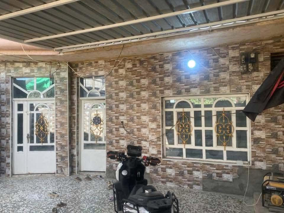 السلام عليكم

دار للبيع المساحه 200م طابو زراعي سند مشترك

العنوان زوير طريق سنجار اخر فرع

يحتوي ع غرفتين نوم وصاله ومطبخ  وهول ومجمع صحيات

ومناور عدد 2 وكراج+ محل بواجهه البيت كان اسواق سابقا
 للاستفسار ***********
يرهم قسط
