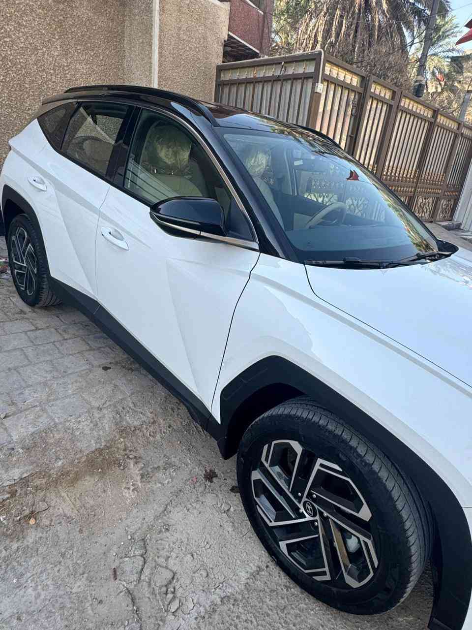 السلام عليكم 
للبيع توسان 2025 ويل 19 ضمان الاولى 
(تو كلر لونين)
‏‎كفالة عامة
‏‎ماشية 26
جنطة كهرباء 
شاشة متصلة 
محرك 2000
مرقم بغداد كامل بأسمي
السعر/ 225
***********
 العنوان : بغداد
