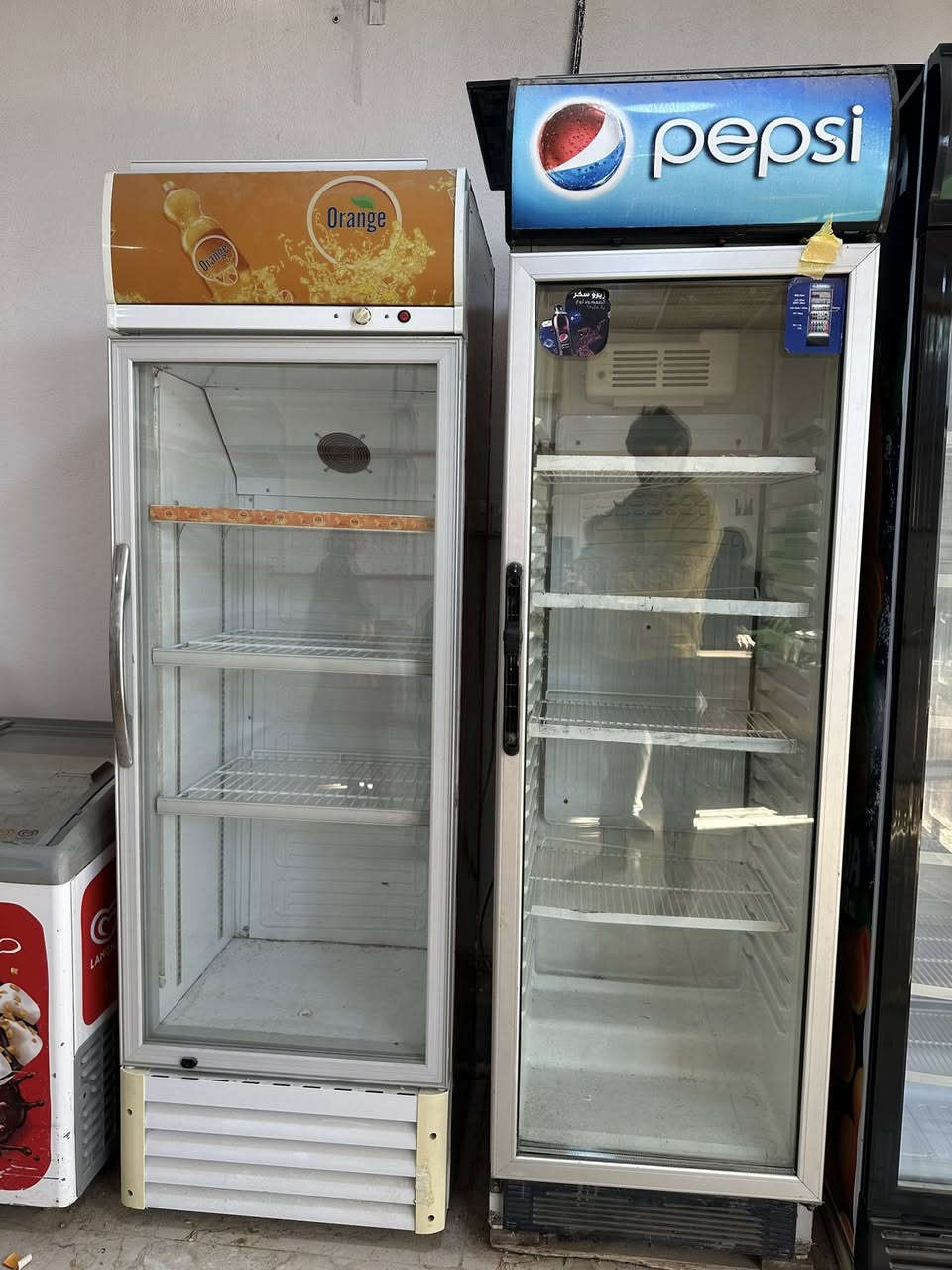 رفوف وبرادات وسفينه  للبيع بسعر مناسب ***********
