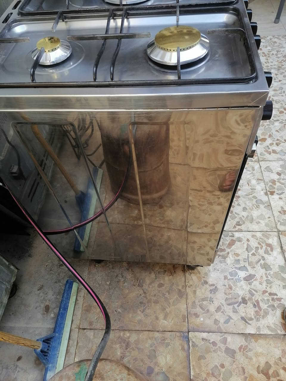 طباخ نوعيته فريش مصري ٥ مشاعل فرن دكمتين باب اول استيل اصلي ثقيل شبيه جديد شرط أو شغال على فحص للبيع ***********
