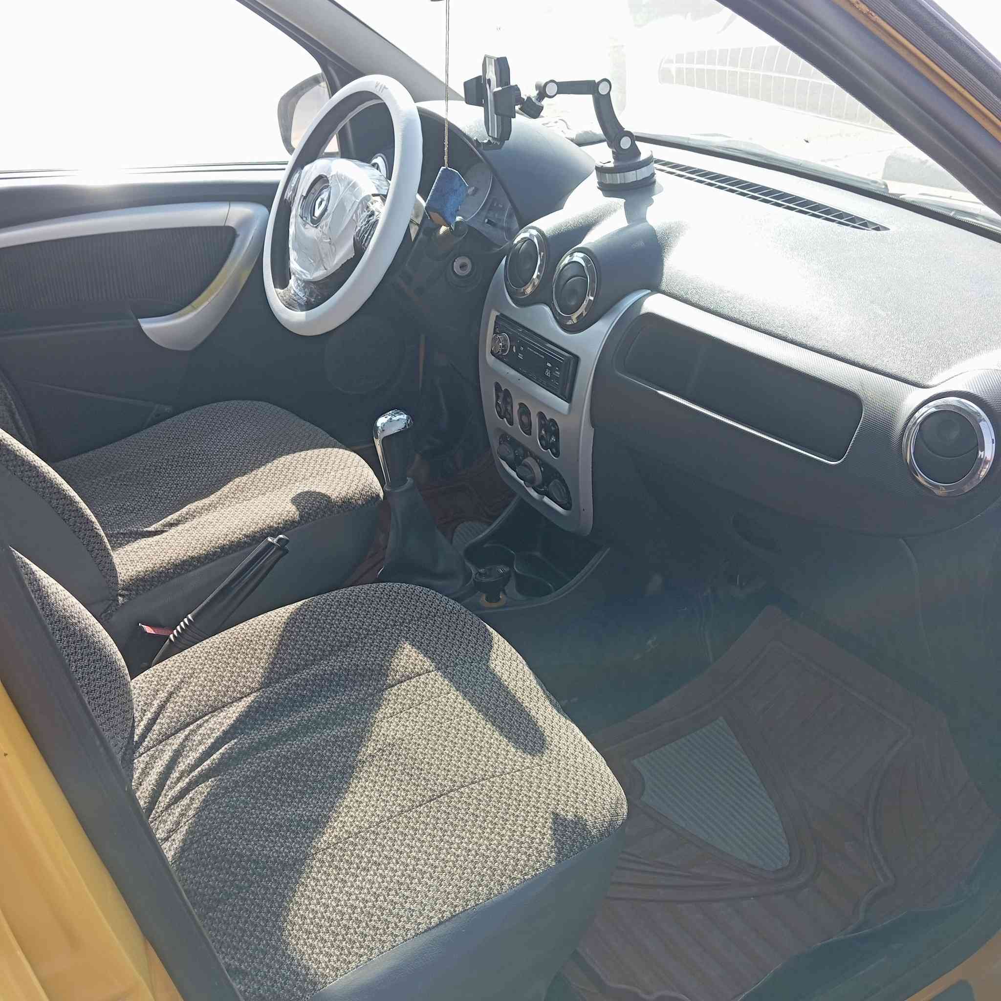 سلام عليكم من رخصة مدير الكروب سيارة للبيع رينو سبعة راكب موديل 11 سيارة جاهزة من كلشي حدادية جديده تخم تاير مكينة وكير جدد تبريد وي السويج ثلج السعر 42 مع المجال ***********
