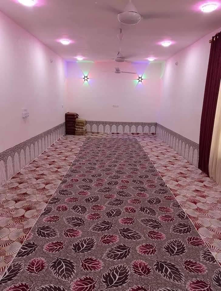 للبيع بيت زراعي بالديوانيه منطقة ال حمد قرب مزار سيد هاشم ابو عرابيد خلف عمارات الزيتون لجوه يحتوي غرفتين وصاله وبراني ومطبخ وصحيات المساحة 300متر السعر 40وبي مجال الاتصال ***********
