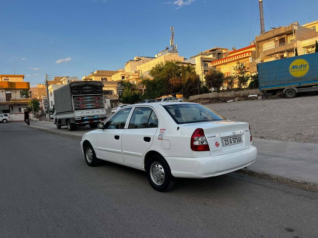 هۆندای فێرنا  2009 hyundai verna 
گێڕو مەکینە مەزبوتە  بە شەرت
تەبرید ساردو و گەرم ئیشەکات 
هەموو گیانی لەسەی دەقی شەریکە ماوە لۆک لۆکە 
تەنیا 220 هەزار ڕۆشتوە
دەعم و لێدرای نیە 
تەنها 3 پارچەو پەڵەیەکی بۆیاغە
ڕەسمی سۆنەرەکەشی دانراوە
سەنەوی و مۆدێرنی بە سەر نەچوە
شوێنی سەیارەکە سلێمانی
نرخی 68گەڵاو مەجالێ کەمە  
ژمارەی خاوەنی *********** السليمانية, العراق
