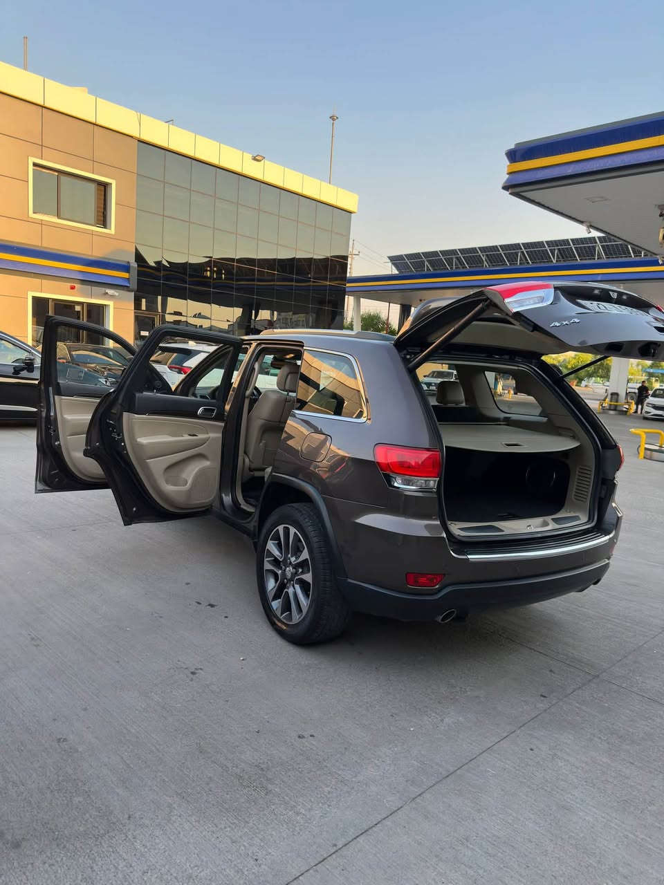 جيب گراند شيروكي 2018 (خليجي وكالة هارلم)
فول مواصفات 4x4 Limited Plus 

دفع رباعي ، بانوراما ، 3 شاشات ، كشنات تبريد و تدفئة ، حساسات امامي و خلفي ، شاشة كار بلي

كفالة عامة بدون حادث بدون صبغ بدون تبديل
حتى الدعاميات بشرط ماشية قليل 59 مايل
سيارة جديدة كلش و متصرف دينار عليهة

كلشي بيهه بشرط كير ومحرك وكهربائيات وصدر بدون نقص برغي

رقم وسنوية وهزة جديدة بأسمي 
مكاني اربيل 
السعر ( 249 ورقة ) وبيهه مجال للشراي

***********
***********
