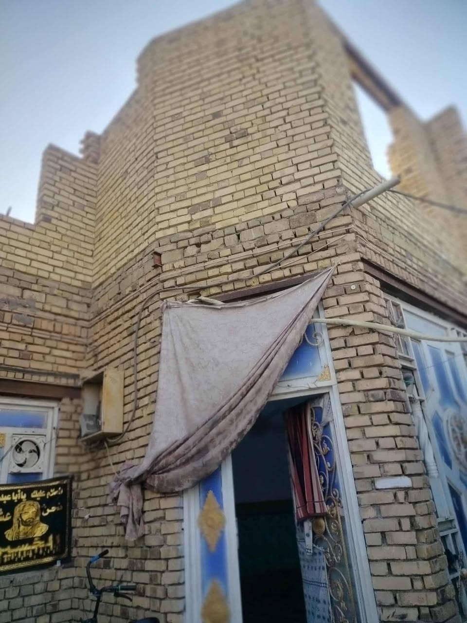السلام عليكم بيت للبيع
طابو المساحة 140م طابقين عگاده 
المكان ع الحولي 6 بيوت عن شارع الحولي 
الطابق الاول استقبال 3.50×7 ومطبخ 4×4
وصاله 6 ×4  وغرفتين الاولى 3.50×6 والغرفه الثانيه 5 ×2.80  + منورين  وحمام داخلي 
الطابق الثاني غرفتين وصاله نفس بناء الجوه والواجهيه هيكل مكان غرفتين ما كاملات 
السعر ١٤٠ وبيه مجال 
الرقم : ***********
