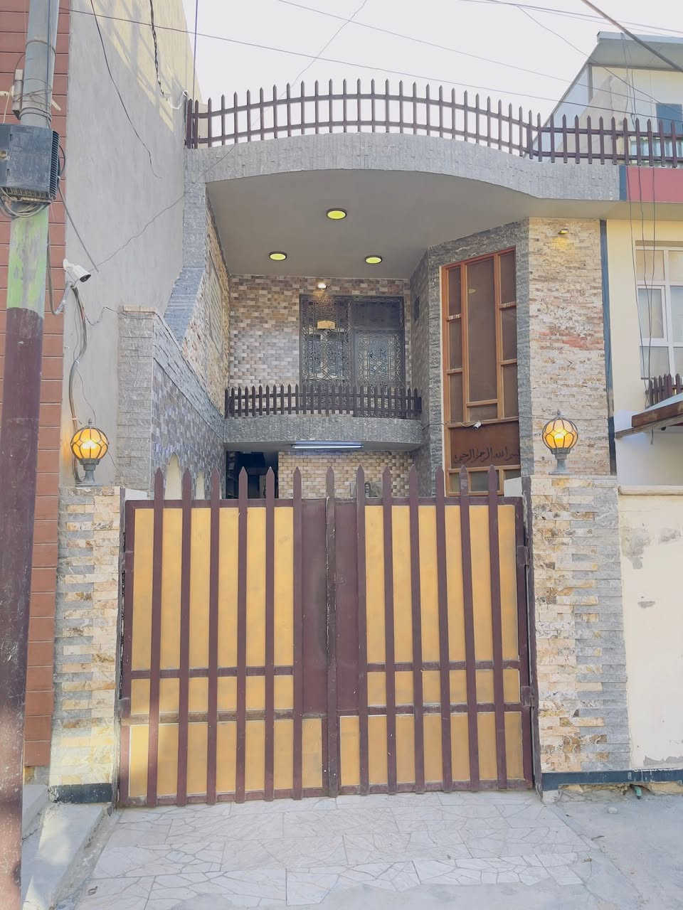 سلام عليكم بيت للبيع مساحه ١٢٠ موقع العقار بغداد البياع حي للمواصلات قرب شارع كباب ابو علي ستفسار كثر مكتب ابو هبه العقار شارع ضغط مقابل مكتبت عزيز موله *********** ابورسول
