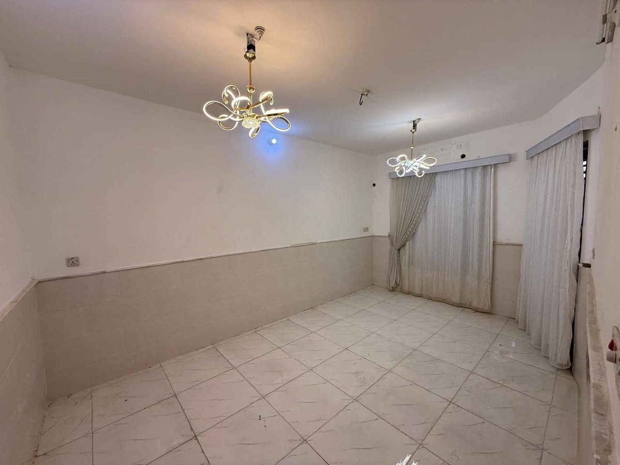 100م للبيع حي السلام طابقين شارع 10 السعر 208 مليون فارغ جاهز للسكن ***********
