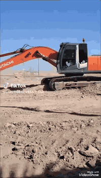 سائق حفاره من بغداد المحموديه كلشي مشتغل الي يحتاج سايق يتصل ***********
