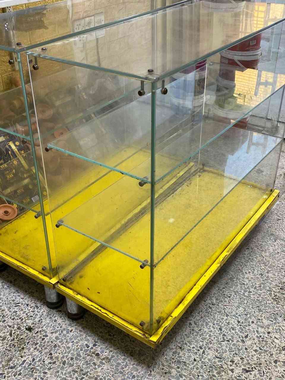 فاترينه للبيع
 العدد 2 نضيفات  
السعر 60 وبي مجال 

***********
