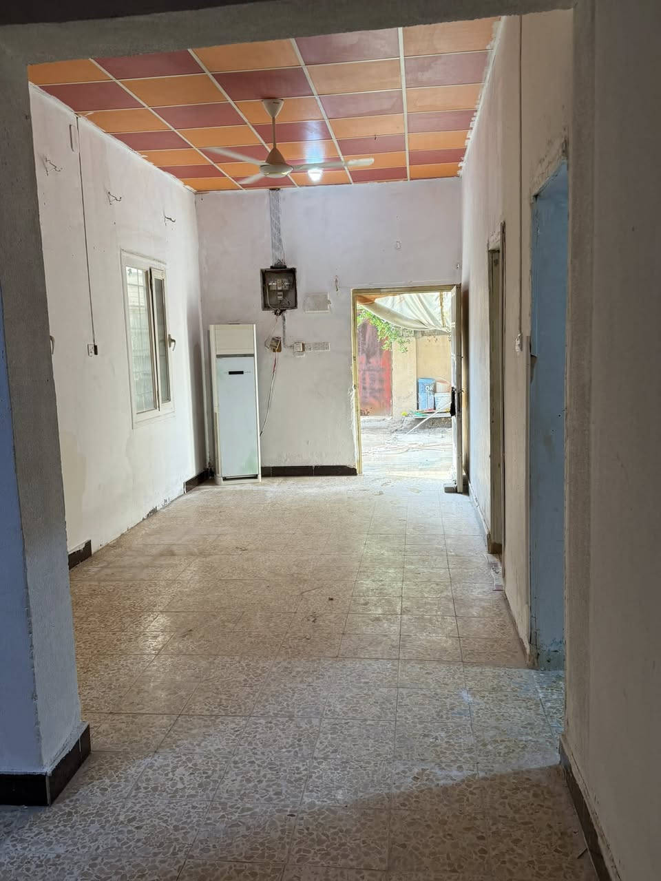 بيت غرفتين وصاله وحمام ومطبخ وحديقه وطارمه جبيره تواليت خارجي سقف كونكريت وارضيه كاشي توه مصبوغ ومرمم لايجار مكانه قرب حسينيه استاذ موسى ٢٥٠ وبي مجال ***********
