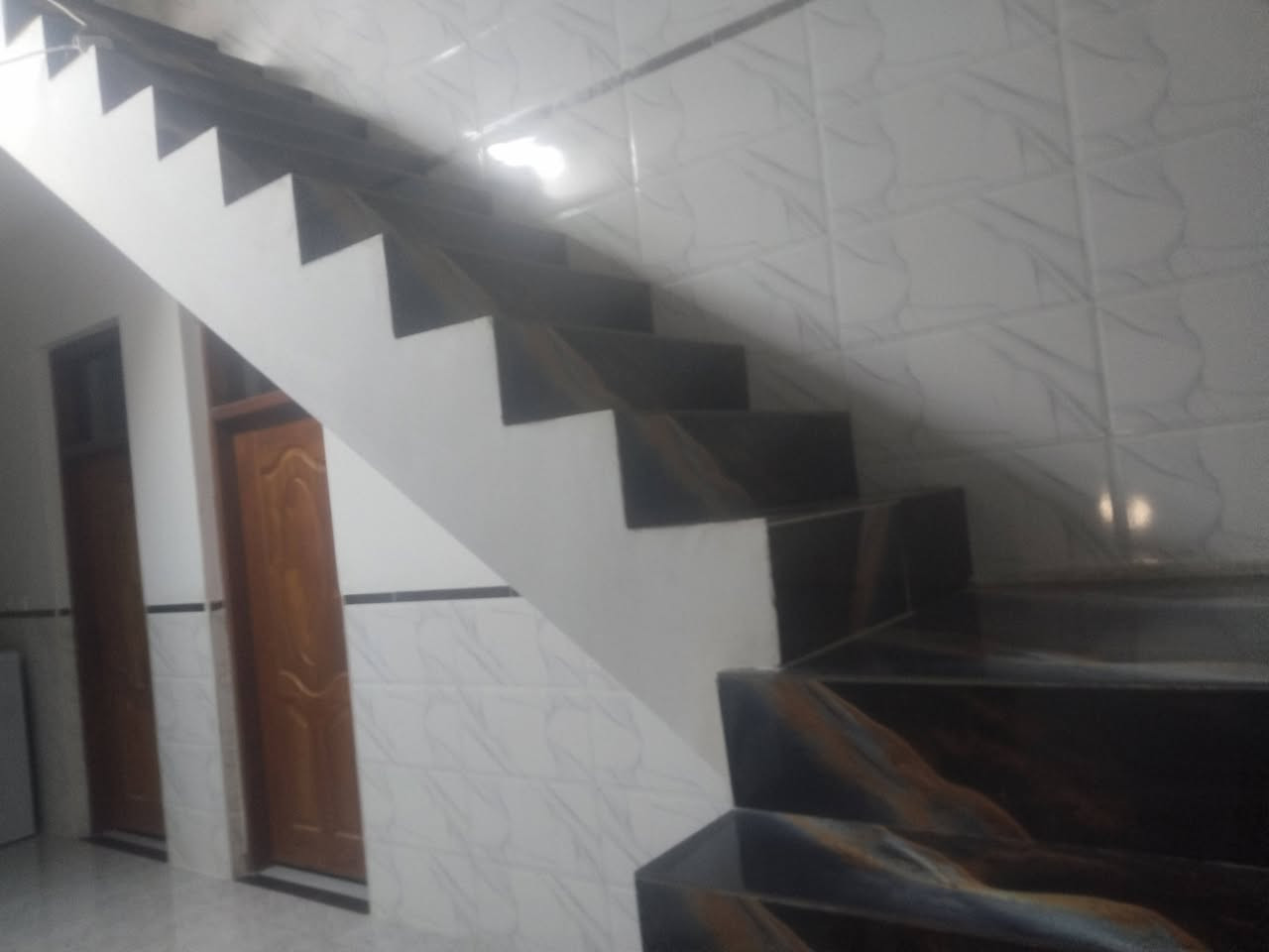 سلام عليكم يتوفر بيت مساحه 262متر زراعي المدائن التصنيع خلف قاعه اوسكار بصف محطه الكهرباء المدائن شارع تبليط مجاري مي كهربا سحب 
بي غرفتين اكبار وصاله ومطبخ وستقبال معزول جبير ومنور عله داير البيت البنا حديث عوزه ترميم ستقبال فقط لاستفسار اكثر راسلني او لاتصال على الرقم التالي ‏‪0770 346 4327‬‏
قرب جامع القبا
البيت متعوب علي السعر خاص
