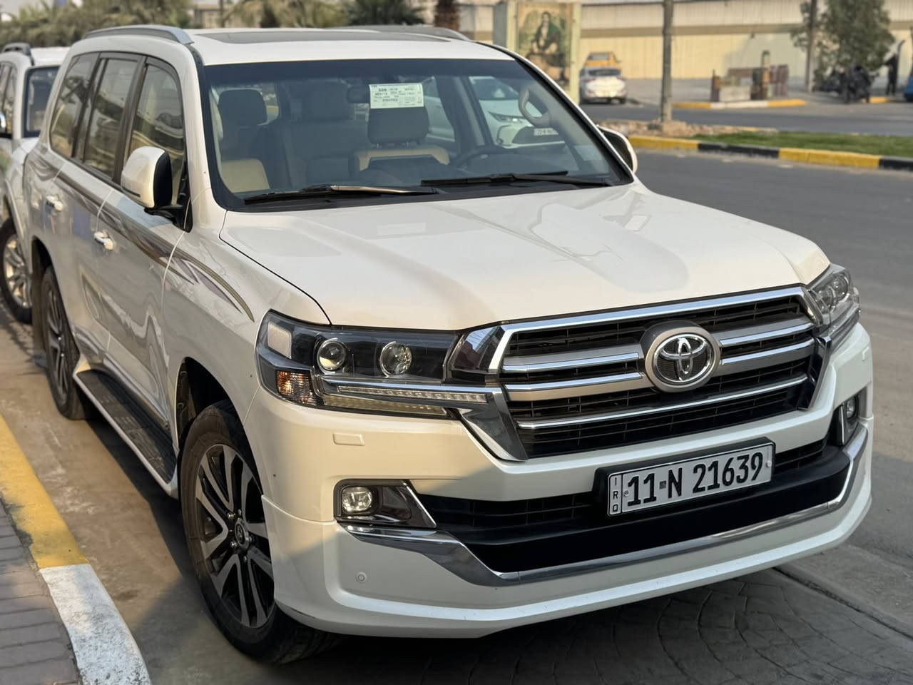 السلام عليكم 
لاندكروز 2019 بريم اصل باب اول
ماشية 86 الف رقم بغداد بسمي السيارة كلش جديدة 

بصمة وتشغيل عن بعد
سلايد روف 
كشنات جلد 
كشنات الامامية كهرباء
صندوك كهرباء
زراك لايت 
لايتات زنون
دشبول ليزري
شاشة ام الدعاء
ديفيدي بالقمارة
مكنيه 6 سلندر 4000
حساس امامي خلفي
السيارة جديدة جدا مكفولة من الصبغ والفتح والشخط

بيها بارد بسيط جداً وممبين
مكاني بغداد البنوك 

السعر 535

***********
