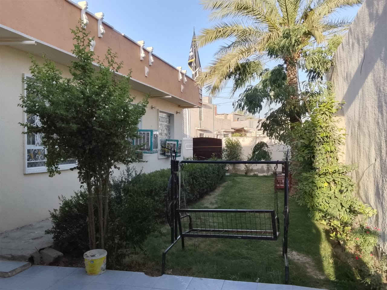 السلام عليكم
دار للبيع المساحه( 480 )  متر واجه/12 /او نص /نزال/40 
يحتوي على  استقبال/ واجه 4 × نزال/13 ،+ خدمات خارجيه 
+حولي كبير + 3 غرف نوم واسعه 
+حديقه مرتبه /. مقابل الدار مدرسه.  وشارع عرض 15 متر 
العنوان بغداد منطقه الانتصار قرب مرور الحسينيه 
السعر 180 او بي محال 
التفاصيل الاتصال على الرقم***********
