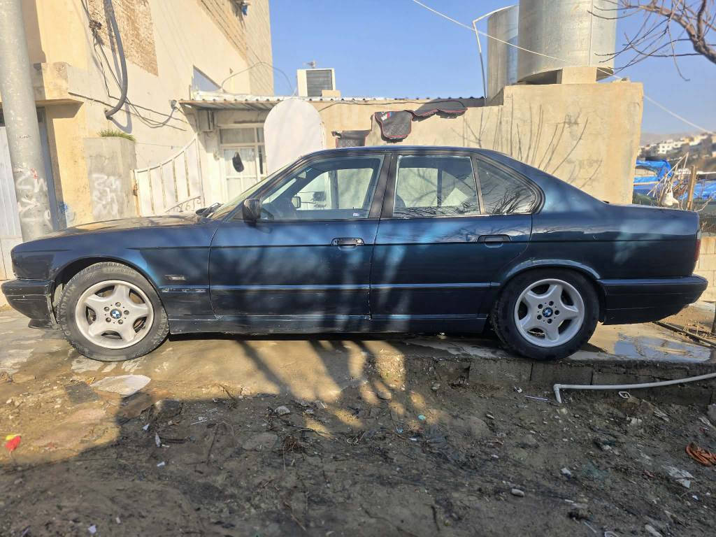 السلام علیکم 
Bmw 525 .1995
سەیارەکە کامل بۆیاخەو سەیارەیەکی جایزە دووجام کارەبایە وکوشن کارەبا گێڕ ئۆتۆماتیك ڕەنگی نیلی سەنەوی تا 2027 تازەیە تەحویلو غرامە بەشەرت 
بۆزانیاری زیاتر .*********** السليمانية, العراق
