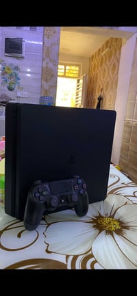 ps4 slim  اونلاين نظافة 100% لوك ستيكر مكفول لا مصلح ولا بي شي اخو الج...
