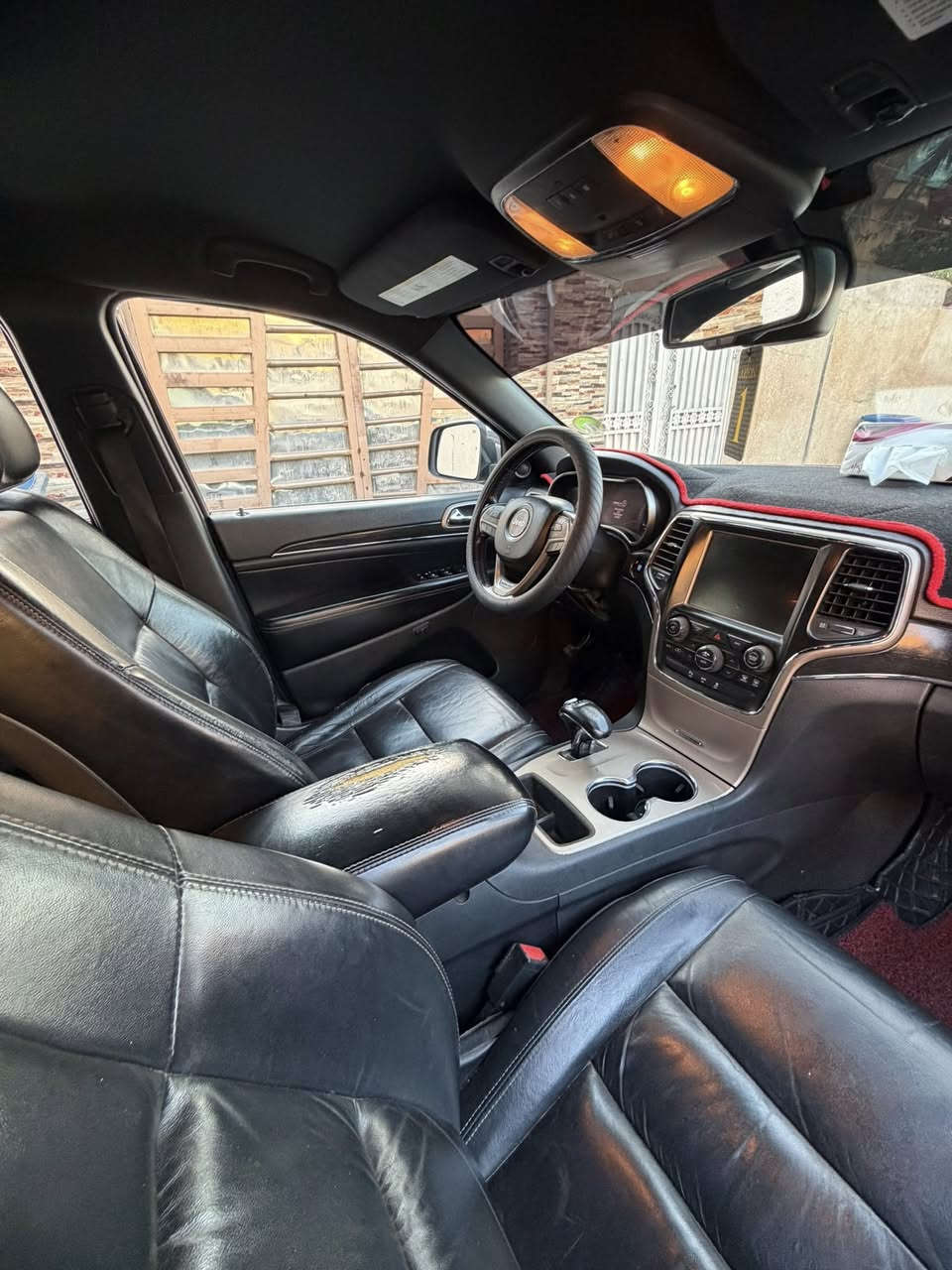 السلام عليكم جيب لاريدو لمتت مديل 2015 ماشيه 118 بسمي تحويل مباشر مكان السيارة كوت سعره 190 وبيه مجال السونار مرفق مع الصور 
***********
