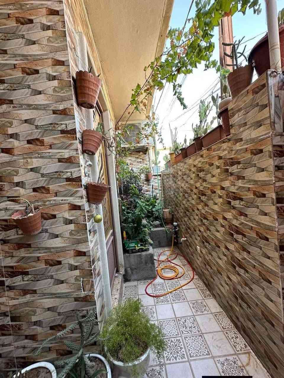 للبيع للبيع
#سعر_مناسب #مكتب_ارض_الملوك
دار للبيع في حي الاخاء قرب الوطنيه شارع ١٥ سند طابو زهور 
مساحه ٩٠ متر 
واجها ٦ ونص
مكون من طابقين تسليم مفتاح 
الطابق الاول : كراج وهول واستقبال ومطبخ وصحيات ومناور وغرفه 
الطابق الثاني:غرفتين نوم وهول وصحيات وسطح 
اي استفسار اتصل بنا على الارقام 
***********
***********
عنوان مكتب سادين حي البكر سادين الكنيسة مقابل مركز المخدرات مكتب ارض الملوك
