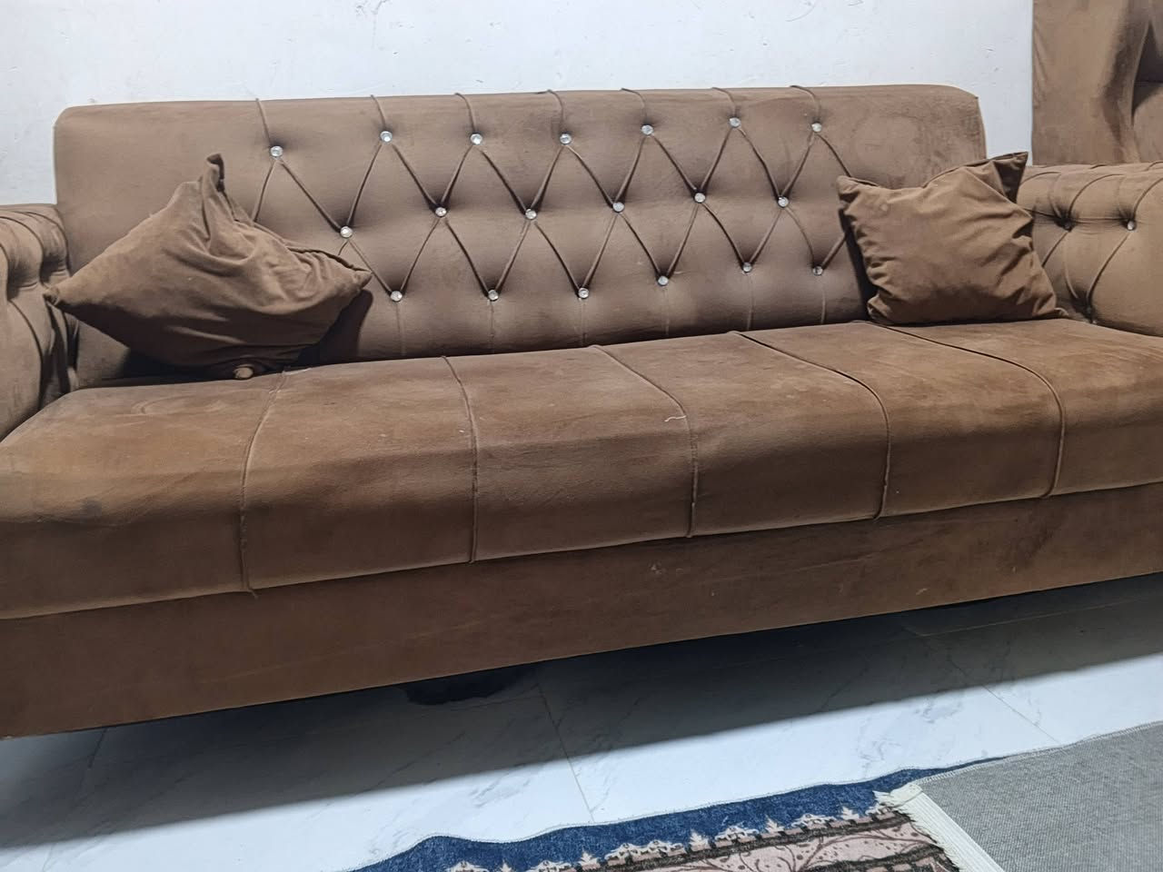 🛋️ تخم قنفات ملكي فاخر (10 مقاعد) للبيع
​الوصف: تخم قنفات متين وراقي جداً كابيتونيه بلون جوزي أنيق ومزين بالدكم البراقة، مريح جداً بالجلوس ومناسب للصالة أو الاستقبال. التخم كامل متكامل (10 مقاعد).
​الحالة: مستعمل ونظيف.
​السعر: 250 ألف دينار عراقي (وبيه مجال قليل للطيبين).
​الموقع: كربلاء.
​للتواصل والاستفسار: ***********
