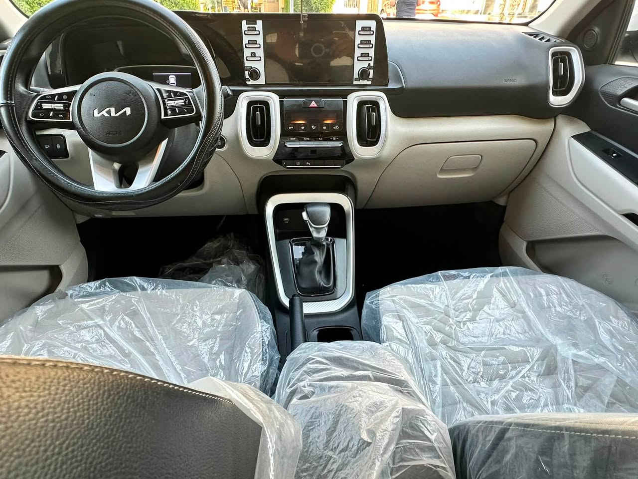 السلام عليكم 
كيا سونت للبيع
محرك :1500ccدبل نوزل 
 تبريد ثلج🥶🥶
شاشه ابل كاربلي واندرويد اوتو
وسياره جديد مال بيت 
مشايه:10000
فول موصفات
موديل 2025
كامر خلفيه+حساسات 
تشغيل عن بعد
بعده داخل الضمان مال شركه دوليه
السعر :23مليون دينار عراقي وبي مجال بسيط 
لوحه 
بغداد

بغداد للتواصل
على هذ الرقم 
***********
