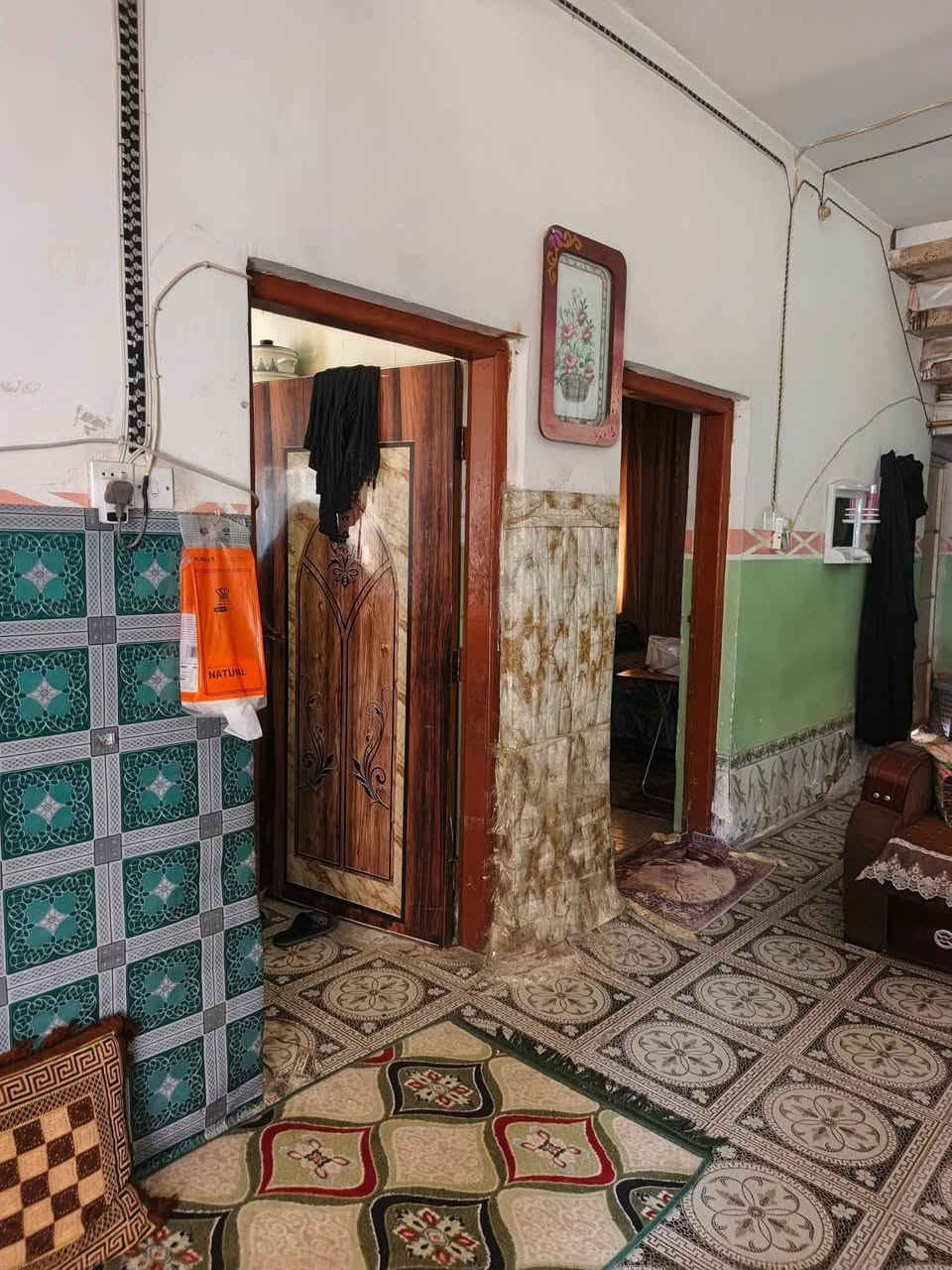 السلام عليكم 
دار للبيع 
طابو زراعي سند ٢٥
العنوان // بابل المدحتيه حي علي قماره وشارع الحوراء الطابو الصرف
المساحة //٢٥٠متر
الواجه //١٥متر
نوع البناء //طابوق السقف عكاده
بناء قديم
تحويل البيت 
 ثاني يوم بعد الشراء
صاحب البيت اسمه في السند 
تفاصيل البيت يتكون من
عدد الغرف ٢
استقبال 
صاله 
مطبخ 
ممر جانبي ٢متر
طارمه ٥٠متر
ممر جانبي 
صحيات داخليه و خارجيه
خدمات كامله من ماء وكهرباء ومجاري خارجيه نافذه
السعر //٧٠وبي مجال
علمن أن البيت باسم مالكه  شخصين 
سند وتحويل مباشر باسم المشتري
للاستفسار
مراجعة مكتب دلالية وائل الهندي 
شارع ٦٠ قرب سلوان أبو الكاشي مقابيل فرع علي قماره 
*********** وائل الهندي
***********ابو علي
