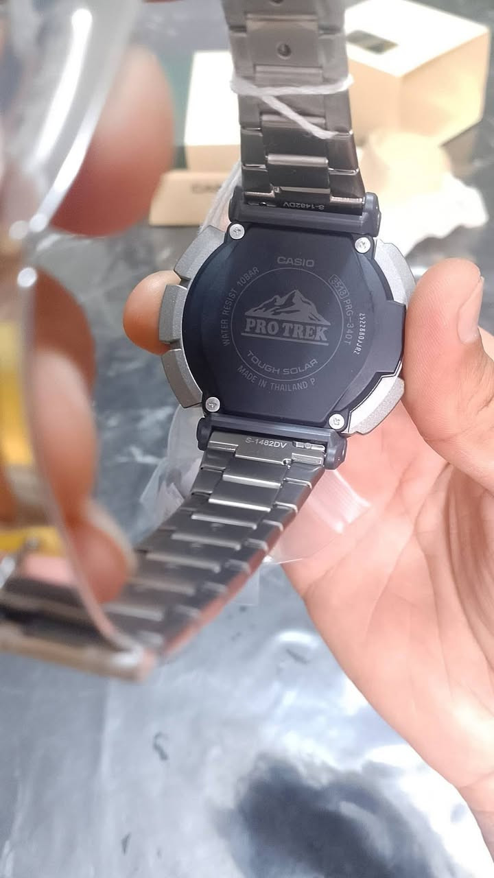 (Casio Pro Trek PRG-340T)
جديد وكالة مع العلبة والملحقات 
تتميز هذه الساعة المخصصة للمغامرين ومحبي الأنشطة الخارجية بمجموعة شاملة من المواصفات والميزات المتقدمة. 
الميزات الرئيسية:
الطاقة الشمسية (Tough Solar): تعمل الساعة بنظام الشحن الشمسي، مما يلغي الحاجة لتغيير البطاريات ويضمن التشغيل المستمر. 
المستشعر الثلاثي (Triple Sensor): تتضمن بوصلة رقمية، مقياس ارتفاع، مقياس ضغط جوي، ومقياس حرارة لتوفير بيانات دقيقة عن البيئة المحيطة. 
مقاومة الماء: مقاومة للماء حتى عمق 100 متر (10 بار)، مما يجعلها مناسبة للسباحة والأنشطة المائية. 
هيكل وسوار من التيتانيوم: السوار والهيكل مصنوعان من التيتانيوم خفيف الوزن وعالي المتانة. 
شاشة LCD مزدوجة: تتميز بشاشة عرض مزدوجة الطبقات لرسومات البوصلة ووظائف الساعة، مما يسهل القراءة. 
مواد حيوية صديقة للبيئة: صُنع الهيكل وبعض المكونات من مواد بلاستيكية حيوية (Bio-based resin) للمساهمة في الحفاظ على البيئة. 
المواصفات والوظائف الإضافية:
إضاءة LED تلقائية بالكامل: توفر إضاءة خلفية واضحة في الظلام. 
التوقيت العالمي: تعرض التوقيت لـ 31 منطقة زمنية مختلفة (48 مدينة). 
ساعة إيقاف ومؤقت: تتضمن ساعة إيقاف دقيقة ومؤقت عد تنازلي. 
منبهات يومية: تحتوي على 5 منبهات يومية مع إشارة الوقت بالساعة. 
عرض شروق وغروب الشمس: ميزة مفيدة لعشاق الطبيعة والمغامرين. 
مقاومة درجات الحرارة المنخفضة: تعمل بكفاءة في درجات حرارة تصل إلى -10 درجات مئوية. 
تقويم تلقائي كامل. 
حجم العلبة (الطول × العرض × الارتفاع)
54.7 × 51.7 × 15.1 مم
وزن الساعة. 87 غرام


**إذا كنت صاحب هذا الإعلان وتريد حذفه لأي سبب، رجاءا أرسل رسالة إلى الدعم الفني**