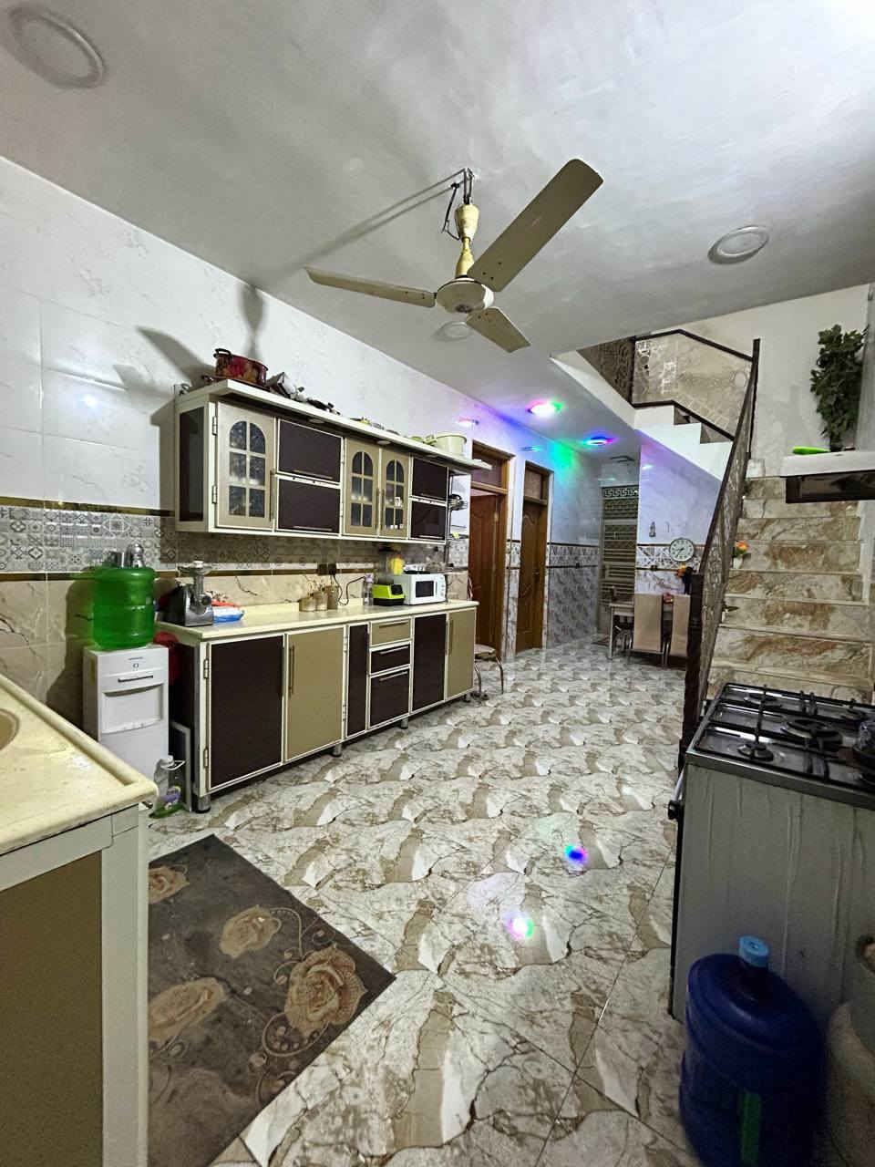 السلام عليكم.. 
دار مساحه 120 متر طابقين كامل من كلشي 
(سند 25 زراعي) 
 الواجهه 7 ونص
النزال 16 
المحتويات 
(الطابق الاول) 
 كراج سيارة مع صحيات خارجية
مطبخ 3 ونص×7
الاستقبال 4×7
غرفة نوم 4×5
مع الحمام والصحيات الارضي 3×2
(الطابق الثاني) 
حولي 4×4
غرفتين نوم 4×5
حمام وصحيات 3×2
مع بلكونات امامية + خلفية
العنوان
 كميرة شارع المركز فرع اسواق الواثق 
#السعر 152 وبي مجال 
للاتصال ***********..واتساب 
*********** رصيد
