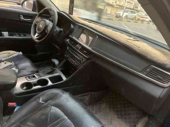 لسلام عليكم شباب للبيع كيا أوبتما موديل ٢٠١٧ حرة بس بعدني ما محولها تحويل باسم المشتري الضرر جاملغين ونبيد بس بدون دواخل ابد والهلالات الخلفية بيهن بارد موضح بالصور فئة sx فول مواصفات جاهزة السيارة بيها نواقص الدعاميات تعبانة والبدنة هم تعبانة كير ومحرك خير من الله مكاني سبع البور التاجي رقمي ***********
